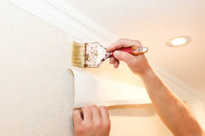 Pose de papier peint à Valle-di-Mezzana — revêtements muraux et toiles de verre